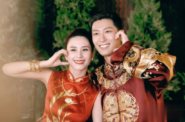 盟牛配资 窦骁深夜发祝福何超莲甜蜜回应，打破二人婚变谣言